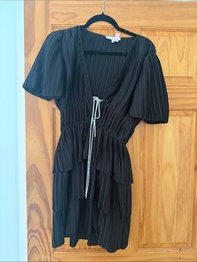 WAYF Black Pleated V-Neck Tiered Dress